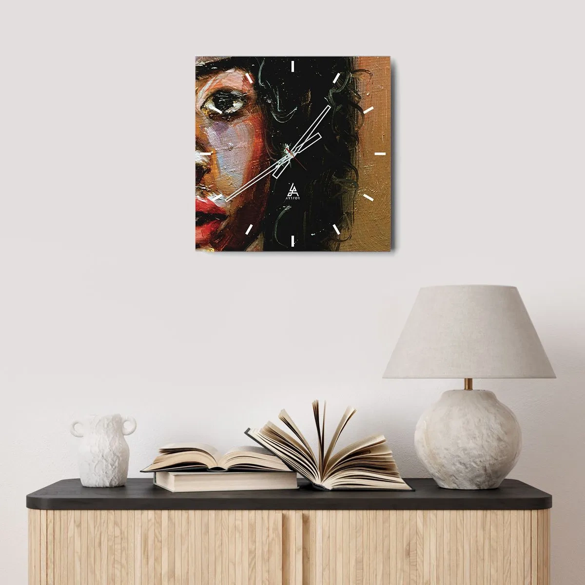 Zegar ścienny - Ekspresyjny portret kobiety w intensywnych barwach - 30x30cm - Czerń i blask - Nowoczesna dekoracja ścienna do salonu i sypialni ARTTOR