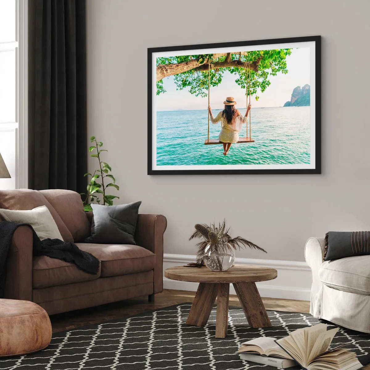 Plakat w czarnej ramie - Kobieta na huśtawce nad morzem w tropikalnym krajobrazie - 70x50cm - Życie jest piękne - Nowoczesna dekoracja ścienna do salonu i sypialni ARTTOR