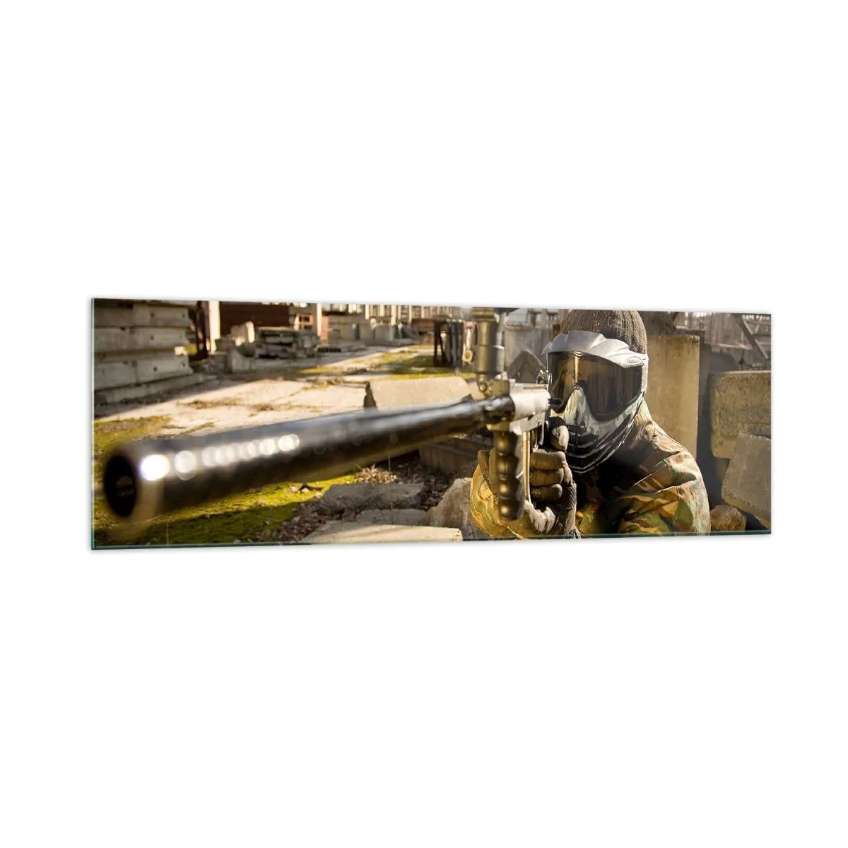 Obraz na szkle - Gracz paintballa w stroju kamuflażowym celujący z markera - 160x50cm - I ty możesz zostać bohaterem - Nowoczesna dekoracja ścienna do salonu i sypialni ARTTOR