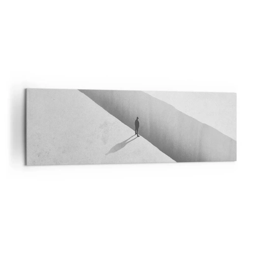 Obraz na płótnie - Samotna postać nad głęboką przepaścią w monochromatycznej scenerii - 160x50cm - Jasny cel - Nowoczesna dekoracja ścienna do salonu i sypialni ARTTOR