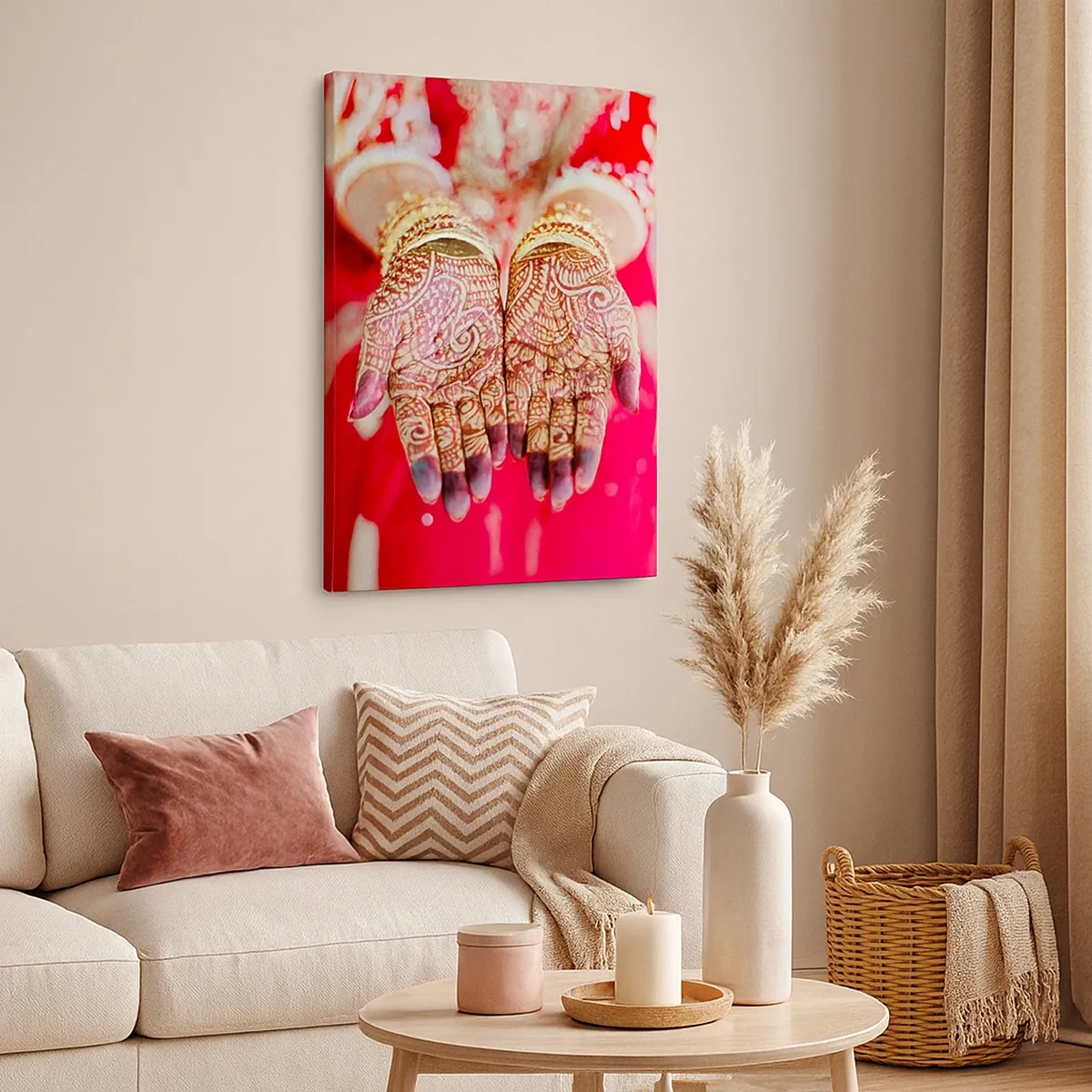 Obraz na płótnie - Dłonie z misternymi wzorami henną na tle czerwonego stroju - 50x70cm - Gotowa złapać szczęście - Nowoczesna dekoracja ścienna do salonu, kuchni i sypialni ARTTOR