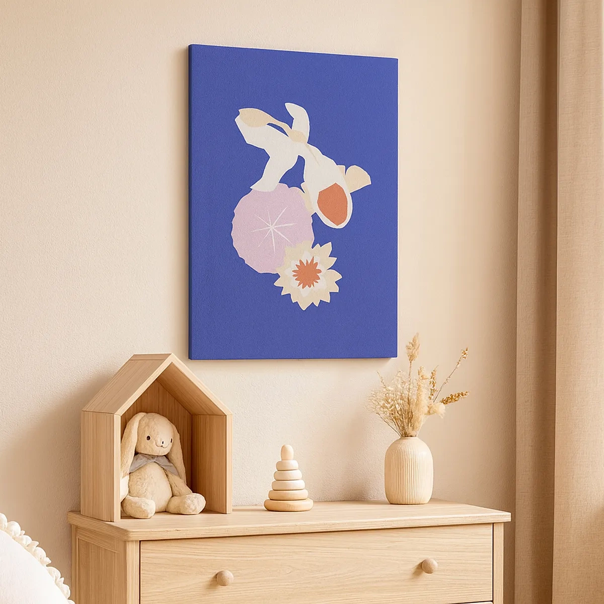 Obraz na płótnie - Biała ryba z kwiatami na głębokim niebieskim tle w stylu minimalistycznym - 50x70cm - Kompozycja kwiatów i pąków - Nowoczesna dekoracja ścienna do salonu, kuchni i sypialni ARTTOR