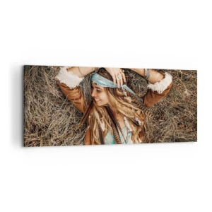 Obraz na płótnie - Kobieta w stylu boho leżąca na sianie - 120x50cm - W drodze do lata miłości - Nowoczesna dekoracja ścienna do salonu i sypialni ARTTOR