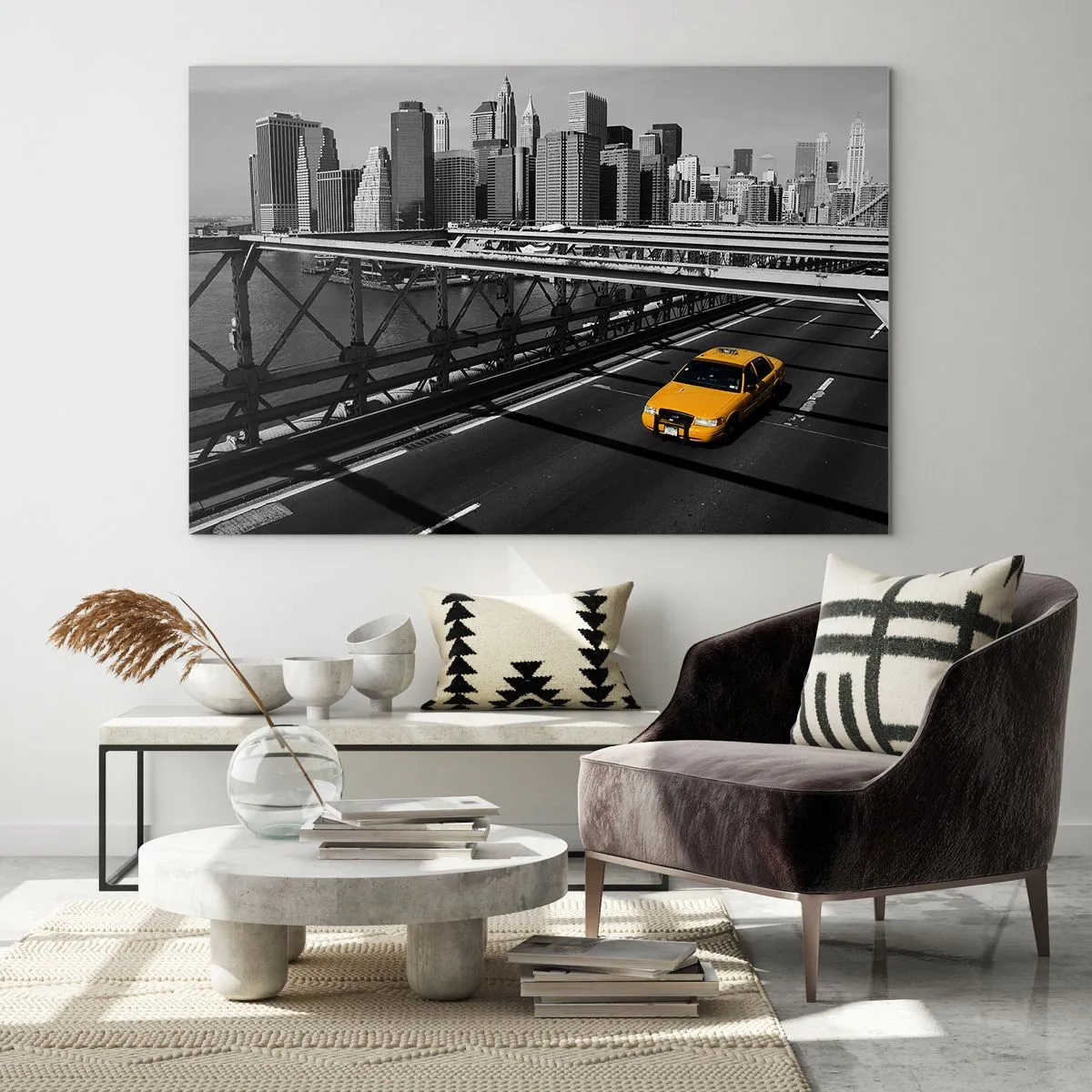 Obraz na szkle - Żółta taksówka na moście z widokiem na Manhattan - 70x50cm - Kolor wielkiego miasta - Nowoczesna dekoracja ścienna do salonu i sypialni ARTTOR
