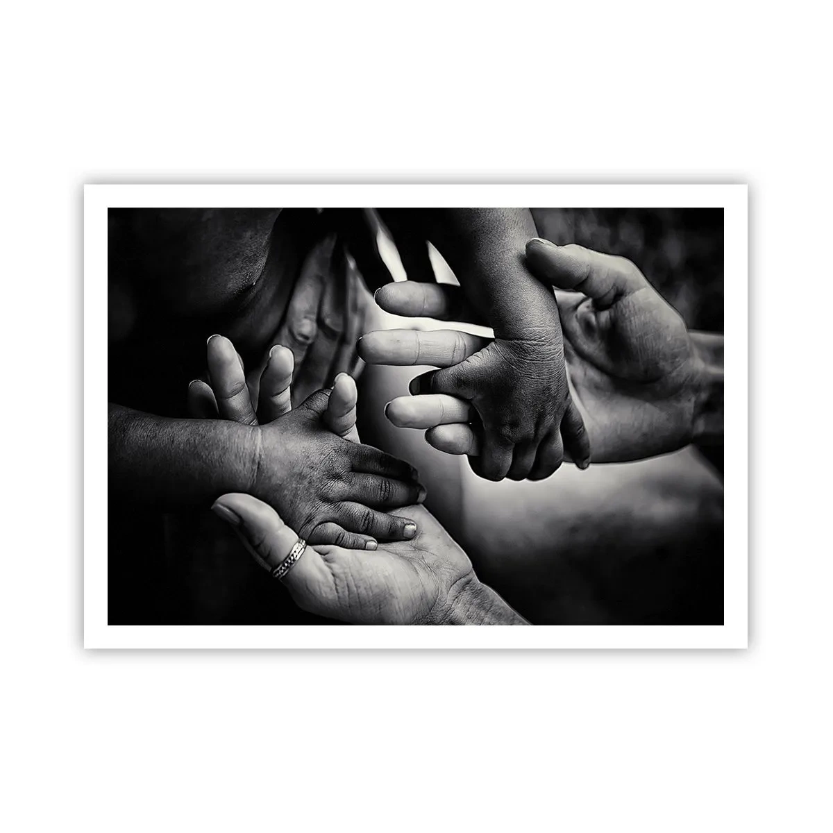 Plakat - Czarno-białe dłonie różnych pokoleń - 100x70cm - Być człowiekiem - Nowoczesna dekoracja ścienna do salonu i sypialni ARTTOR