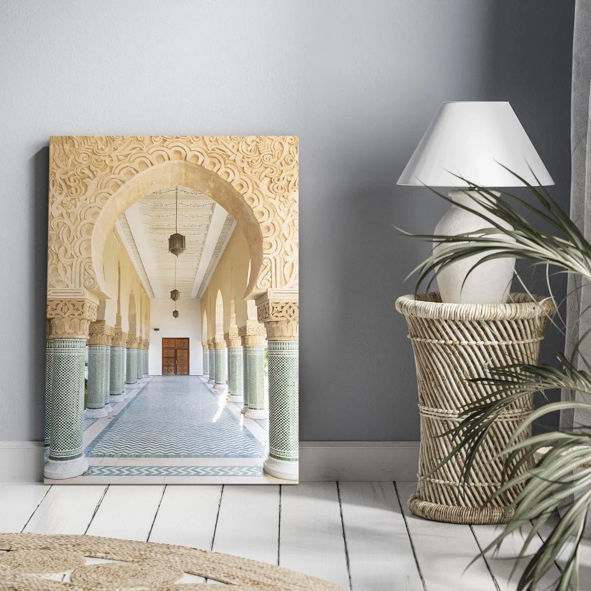 Obraz na płótnie - Orientalny korytarz z bogato zdobionymi łukami i mozaikowymi kolumnami - 50x70cm - Z opowieści Szeherezady - Nowoczesna dekoracja ścienna do salonu, kuchni i sypialni ARTTOR