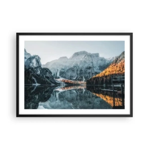 Plakat w czarnej ramie - Górski krajobraz z odbiciem w spokojnej tafli jeziora - 70x50cm - Lustrzany pejzaż - Nowoczesna dekoracja ścienna do salonu i sypialni ARTTOR