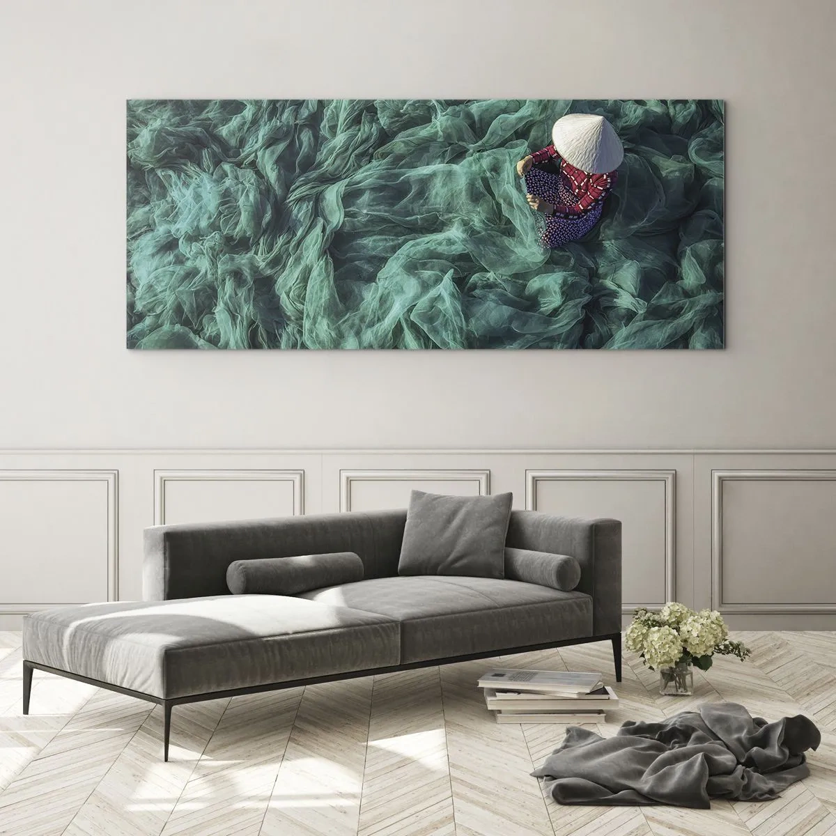 Obraz na szkle - Osoba z kapeluszem wśród zielonych sieci rybackich - 120x50cm - W morzu sieci - Nowoczesna dekoracja ścienna do salonu i sypialni ARTTOR