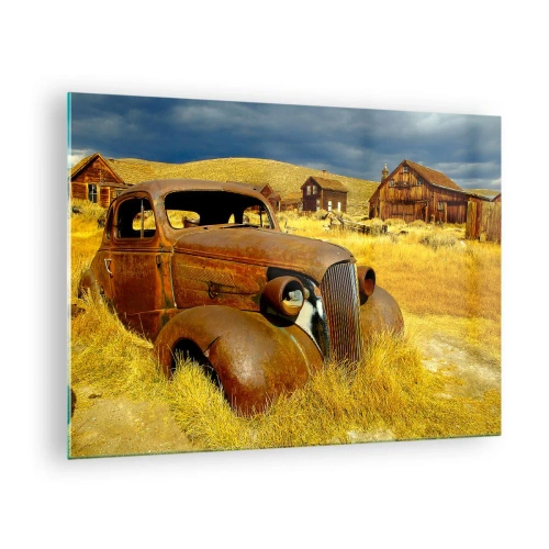 Obraz na szkle - Zabytkowy samochód na tle opustoszałej wioski - 70x50cm - Zasłużony odpoczynek - Nowoczesna dekoracja ścienna do salonu i sypialni ARTTOR
