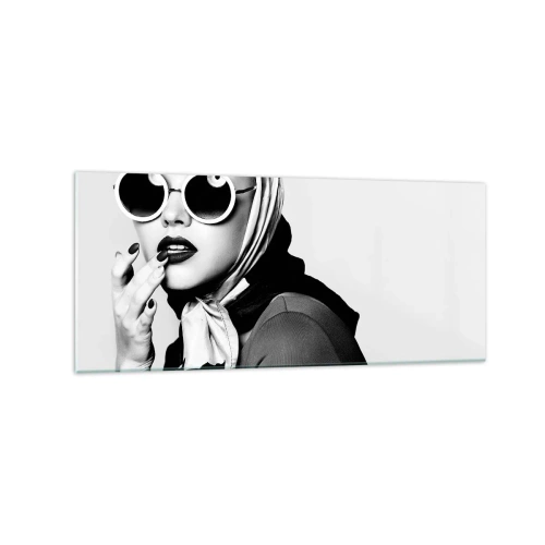 Obraz na szkle - Czarno-biały portret kobiety w okularach i chuście - 120x50cm - Pozdrowienia z lat 60. - Nowoczesna dekoracja ścienna do salonu i sypialni ARTTOR