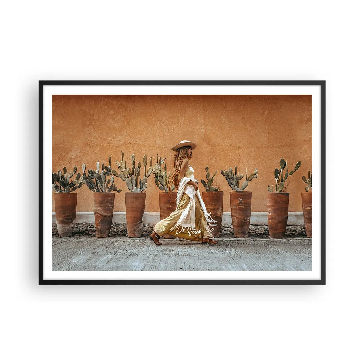 Plakat w czarnej ramie - Kobieta w stylu boho na tle donic z kaktusami - 100x70cm - W stylu hippie - Nowoczesna dekoracja ścienna do salonu i sypialni ARTTOR