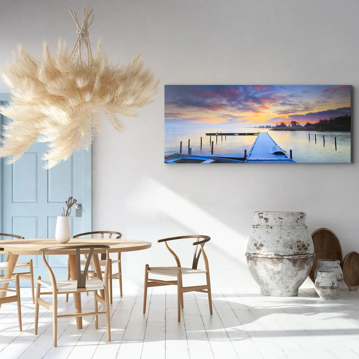 Obraz na płótnie - Pomost nad jeziorem o zachodzie słońca z łodzią przy brzegu - 140x50cm - Fioletowo-złoty spokój - Nowoczesna dekoracja ścienna do salonu i sypialni ARTTOR