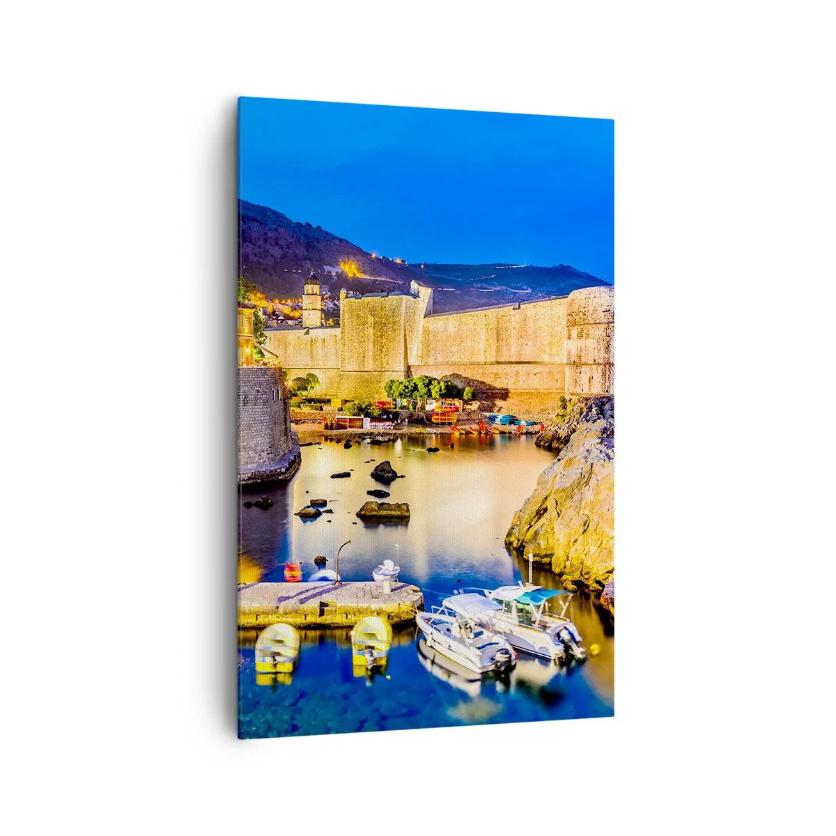 Obraz na płótnie - Malowniczy port nocą z oświetlonymi budynkami - 80x120cm - Rozświetlona noc nad Adriatykiem - Nowoczesna dekoracja ścienna do salonu i sypialni ARTTOR