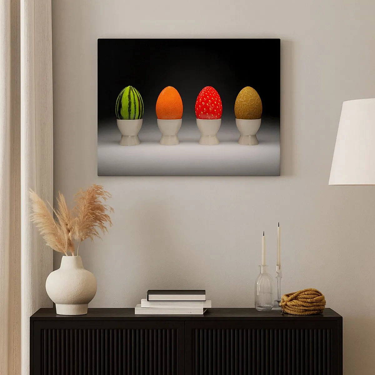 Obraz na płótnie - Kolorowe jajka przypominające owoce na ciemnym tle - 70x50cm - Owocowe śniadanie - Nowoczesna dekoracja ścienna do salonu i sypialni ARTTOR