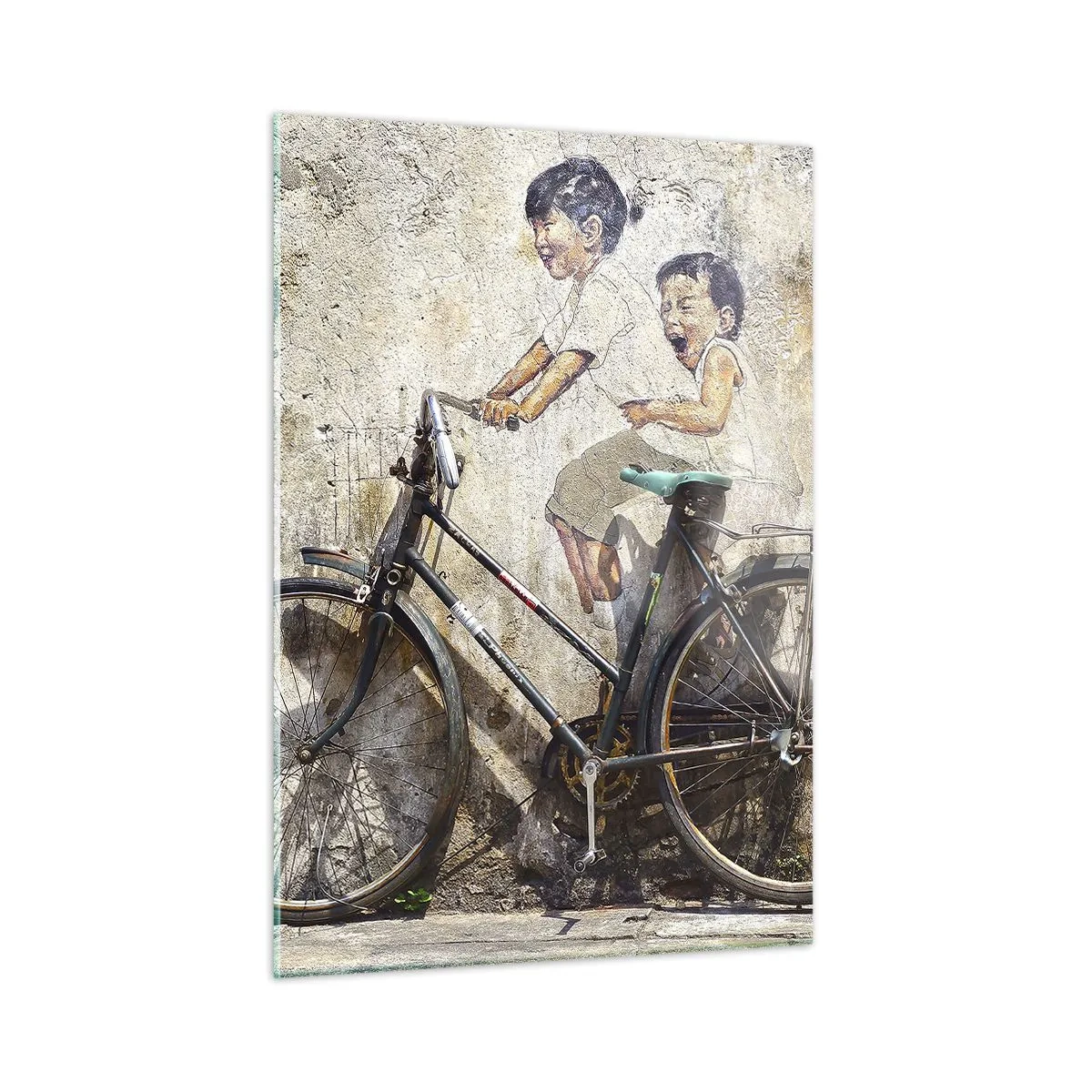 Obraz na szkle - Malowidło ścienne z rowerem i postaciami dzieci na tle muru - 50x70cm - Prawda czy fałsz? - Nowoczesna dekoracja ścienna do salonu, kuchni i sypialni ARTTOR