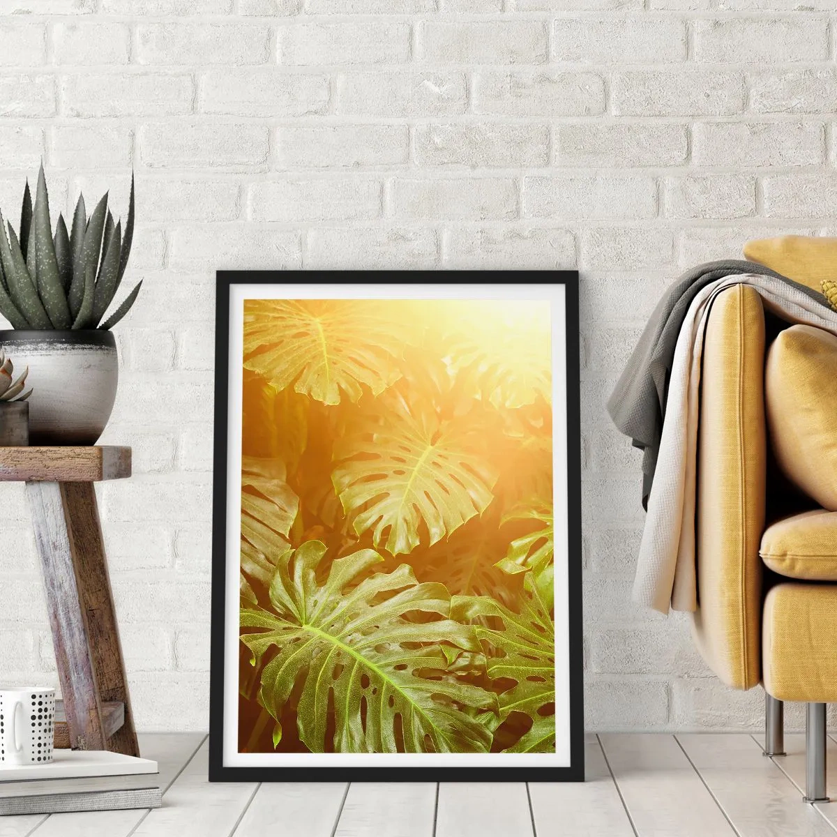 Plakat w czarnej ramie - Liście monstery w promieniach słońca tworzące tropikalny klimat - 50x70cm - W zieloność wstąpić… - Nowoczesna dekoracja ścienna do salonu i sypialni ARTTOR