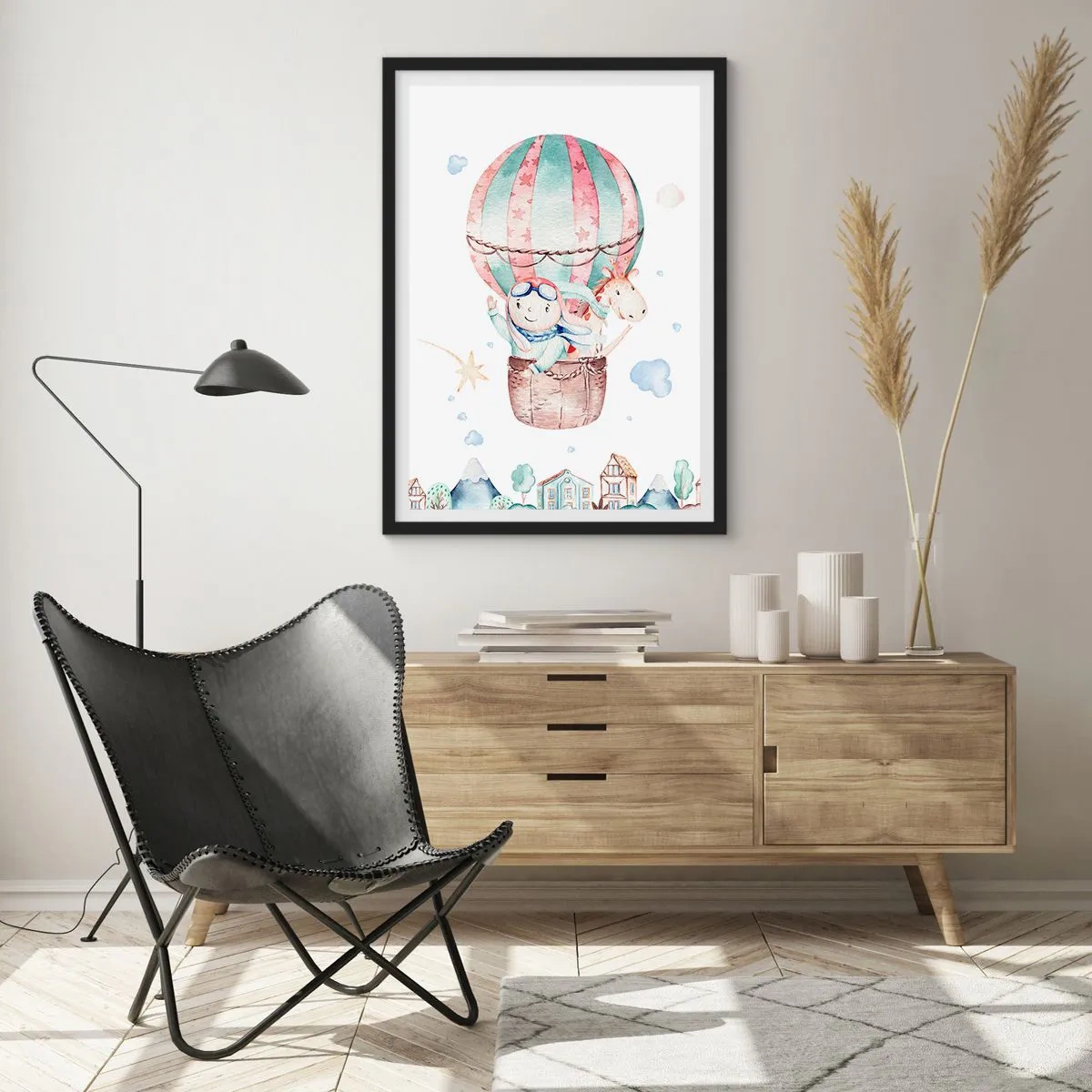 Plakat w czarnej ramie - Urocza ilustracja misia lecącego balonem nad miasteczkiem - 50x70cm - Wrócimy wkrótce! - Nowoczesna dekoracja ścienna do salonu i sypialni ARTTOR