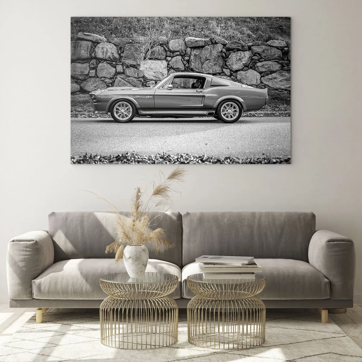 Obraz na szkle - Klasyczny samochód na tle kamiennego muru - 70x50cm - Legenda lat 60. - Nowoczesna dekoracja ścienna do salonu i sypialni ARTTOR