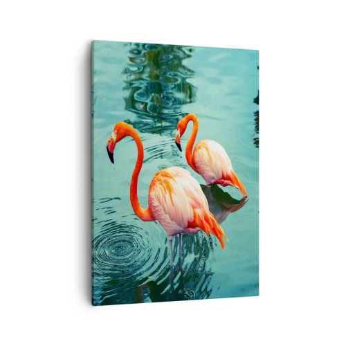 Obraz na płótnie - Dwa różowe flamingi stojące w spokojnej, turkusowej wodzie - 50x70cm - Jesteśmy teraz w modzie - Nowoczesna dekoracja ścienna do salonu, kuchni i sypialni ARTTOR