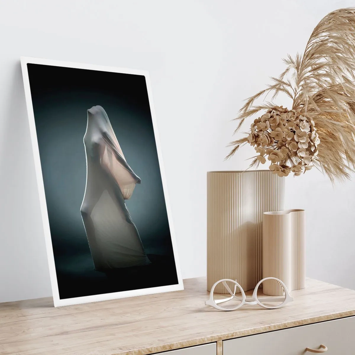 Plakat - Postać ukryta pod przezroczystym materiałem w ciemnym tle - 50x70cm - Ukryte pragnienia - Nowoczesna dekoracja ścienna do salonu, kuchni i sypialni ARTTOR