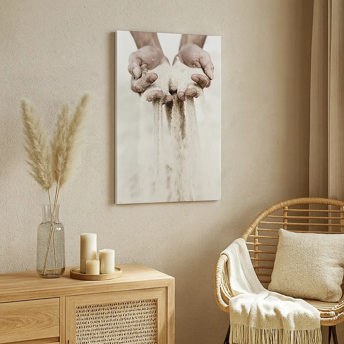 Obraz na płótnie - Dłonie przesypujące drobny piasek na jasnym tle - 50x70cm - Tymi rękoma… - Nowoczesna dekoracja ścienna do salonu, kuchni i sypialni ARTTOR