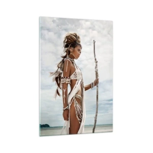 Obraz na szkle - Stylizowana kobieta na plaży z etnicznymi ozdobami i kijem - 70x100cm - Królowa tropików - Nowoczesna dekoracja ścienna do salonu i sypialni ARTTOR