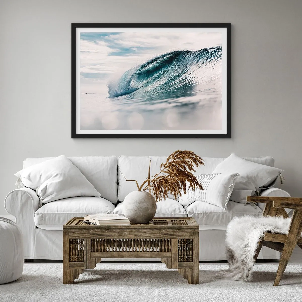 Plakat w czarnej ramie - Fala morska uchwycona w dynamicznym momencie na tle nieba - 100x70cm - Wodny szczyt - Nowoczesna dekoracja ścienna do salonu i sypialni ARTTOR