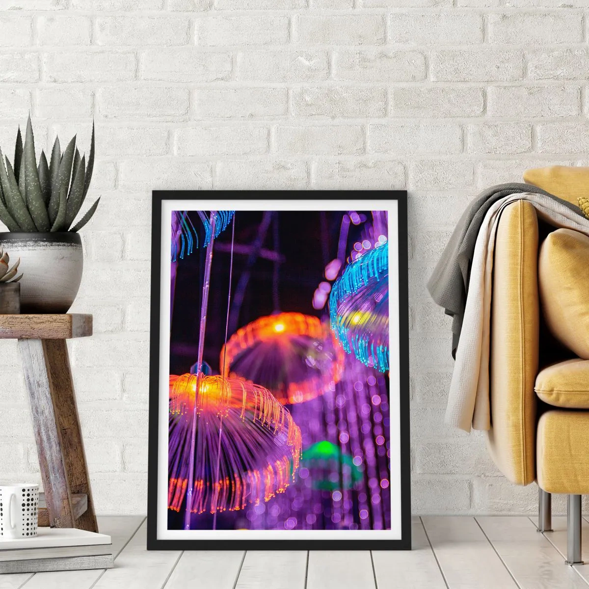 Plakat w czarnej ramie - Kolorowe, futurystyczne meduzy w neonowym świetle - 50x70cm - Świetlna fontanna - Nowoczesna dekoracja ścienna do salonu i sypialni ARTTOR