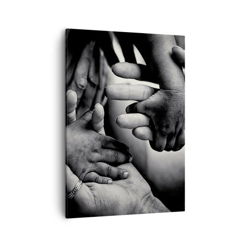 Obraz na płótnie - Czarno-białe ujęcie splecionych dłoni w geście jedności - 50x70cm - Być człowiekiem - Nowoczesna dekoracja ścienna do salonu, kuchni i sypialni ARTTOR