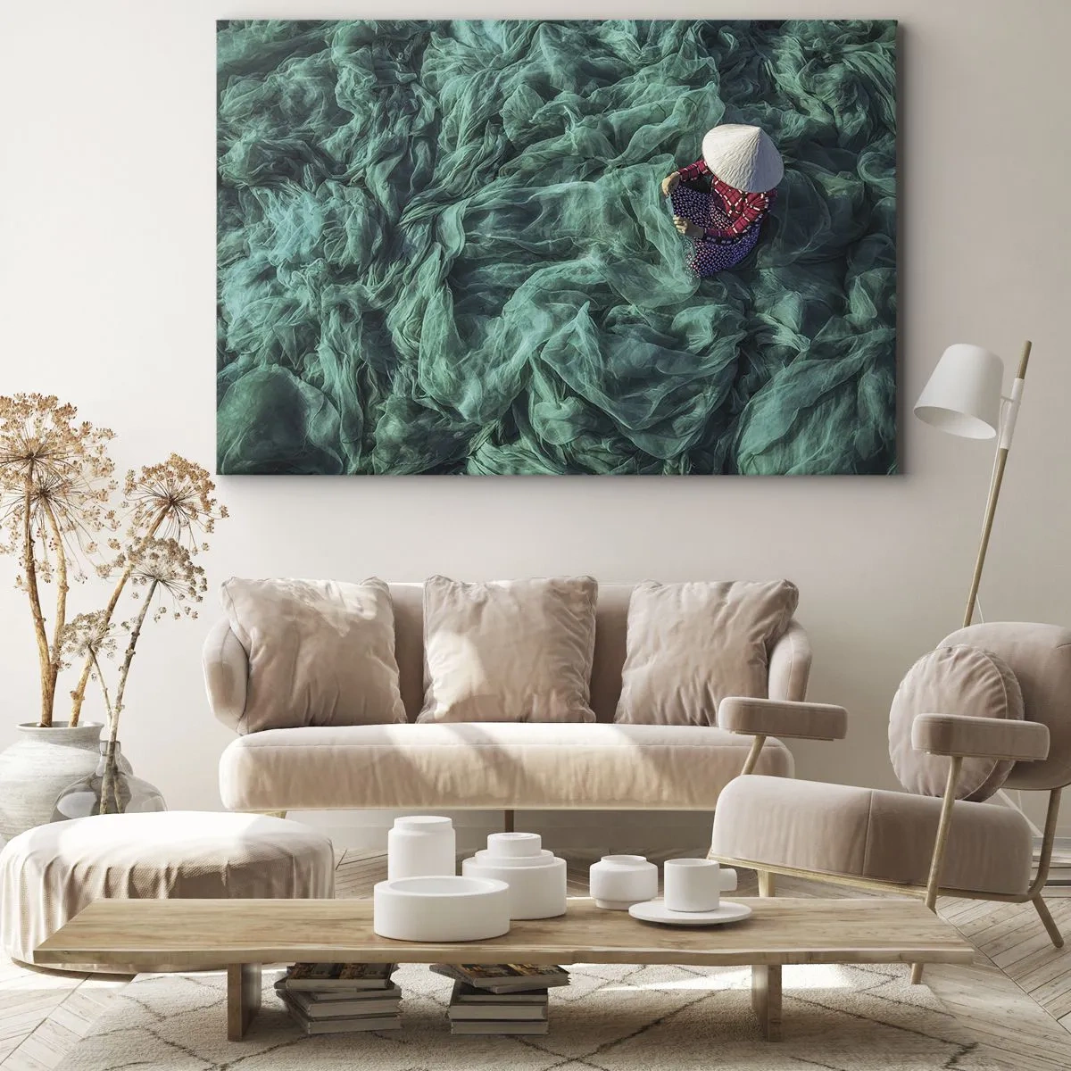 Obraz na płótnie - Osoba z kapeluszem wśród zielonych sieci rybackich - 70x50cm - W morzu sieci - Nowoczesna dekoracja ścienna do salonu i sypialni ARTTOR