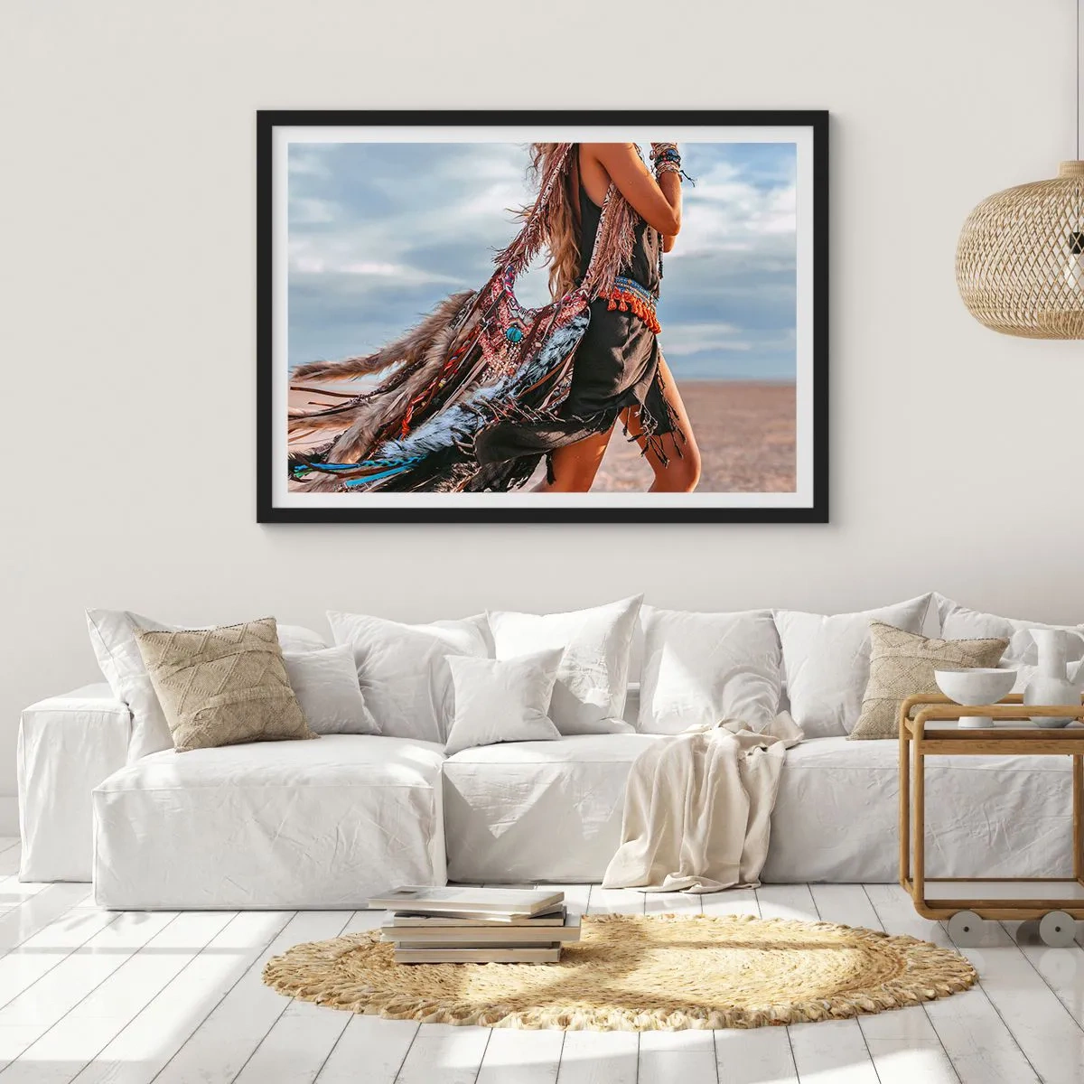 Plakat w czarnej ramie - Kobieta w stylizacji boho z detalami piór i biżuterii - 100x70cm - Dziewczyna szamana - Nowoczesna dekoracja ścienna do salonu i sypialni ARTTOR