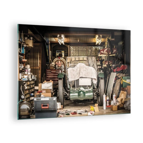 Obraz na szkle - Vintage garage with a car covered by a cloth, surrounded by tools and boxes - 70x50cm - Powrót do przeszłości - Nowoczesna dekoracja ścienna do salonu i sypialni ARTTOR