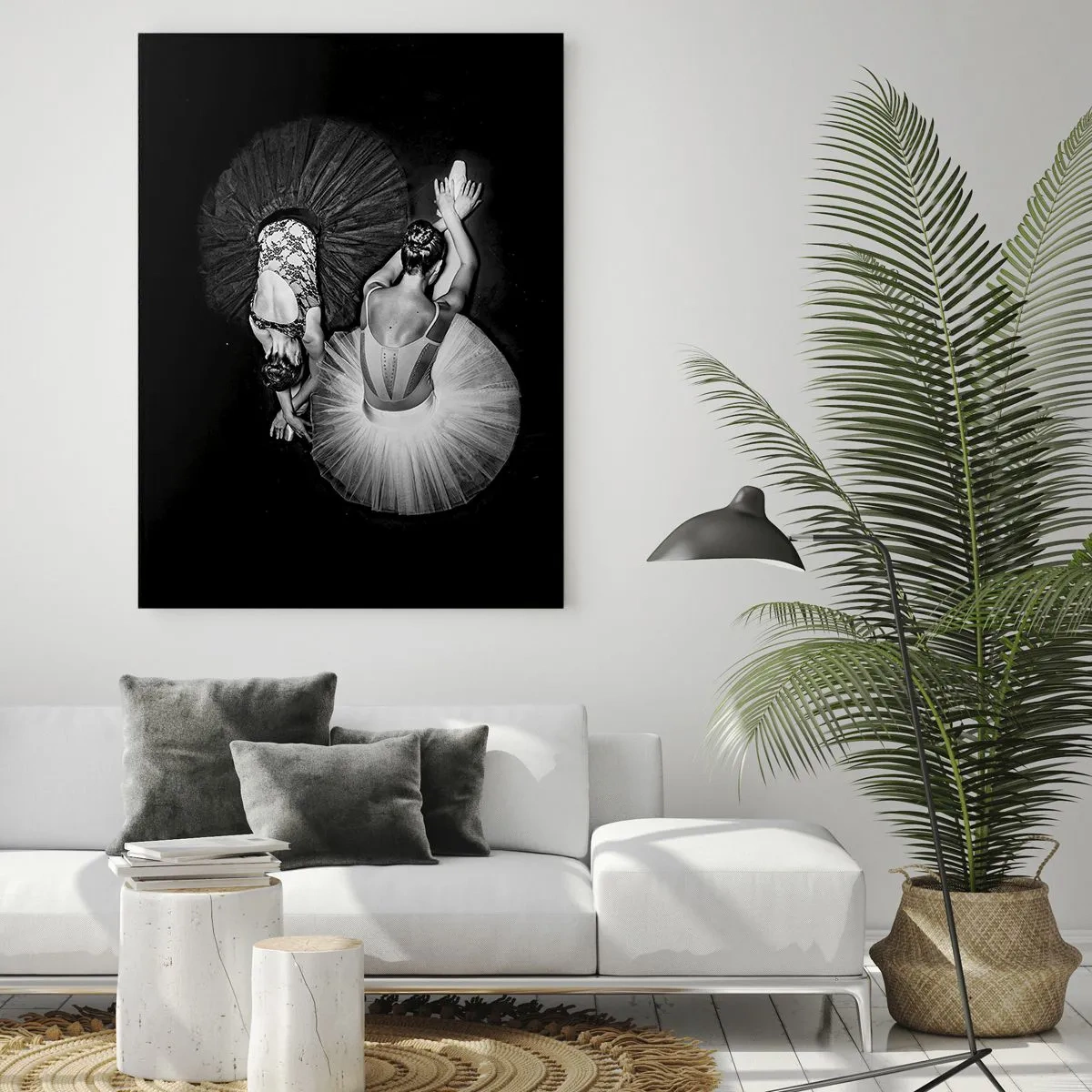Obraz na szkle - Dwie baletnice w pozie odpoczynku ubrane w czarne i białe tutu - 50x70cm - Jin i jang – idealna równowaga - Nowoczesna dekoracja ścienna do salonu, kuchni i sypialni ARTTOR