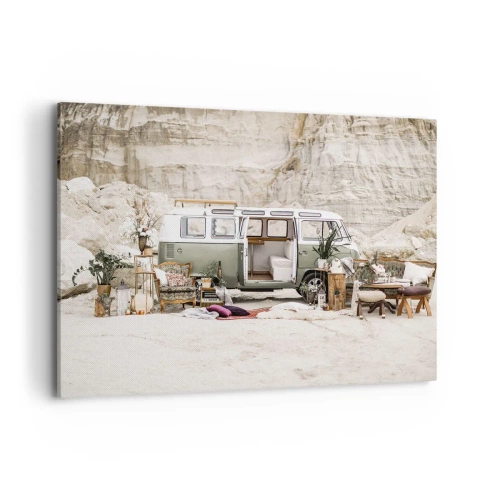 Obraz na płótnie - Retro camper z aranżacją boho na tle skalistego krajobrazu - 100x70cm - Podróż czas zacząć - Nowoczesna dekoracja ścienna do salonu, kuchni i sypialni ARTTOR