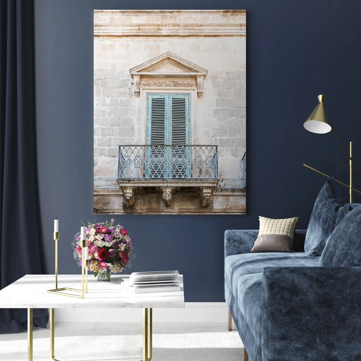 Obraz na szkle - Zabytkowe okno z błękitnymi okiennicami i ozdobnym balkonem - 80x120cm - Niepowtarzalny urok Italii - Nowoczesna dekoracja ścienna do salonu i sypialni ARTTOR