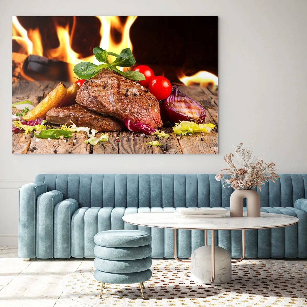 Obraz na szkle - Grillowany stek z warzywami na tle płomieni - 70x50cm - Wyczarowane żarem - Nowoczesna dekoracja ścienna do salonu i sypialni ARTTOR