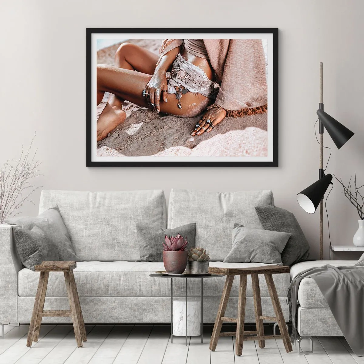 Plakat w czarnej ramie - Kobieta w stylu boho na plaży z biżuterią - 100x70cm - Wyrzucona przez fale? - Nowoczesna dekoracja ścienna do salonu i sypialni ARTTOR