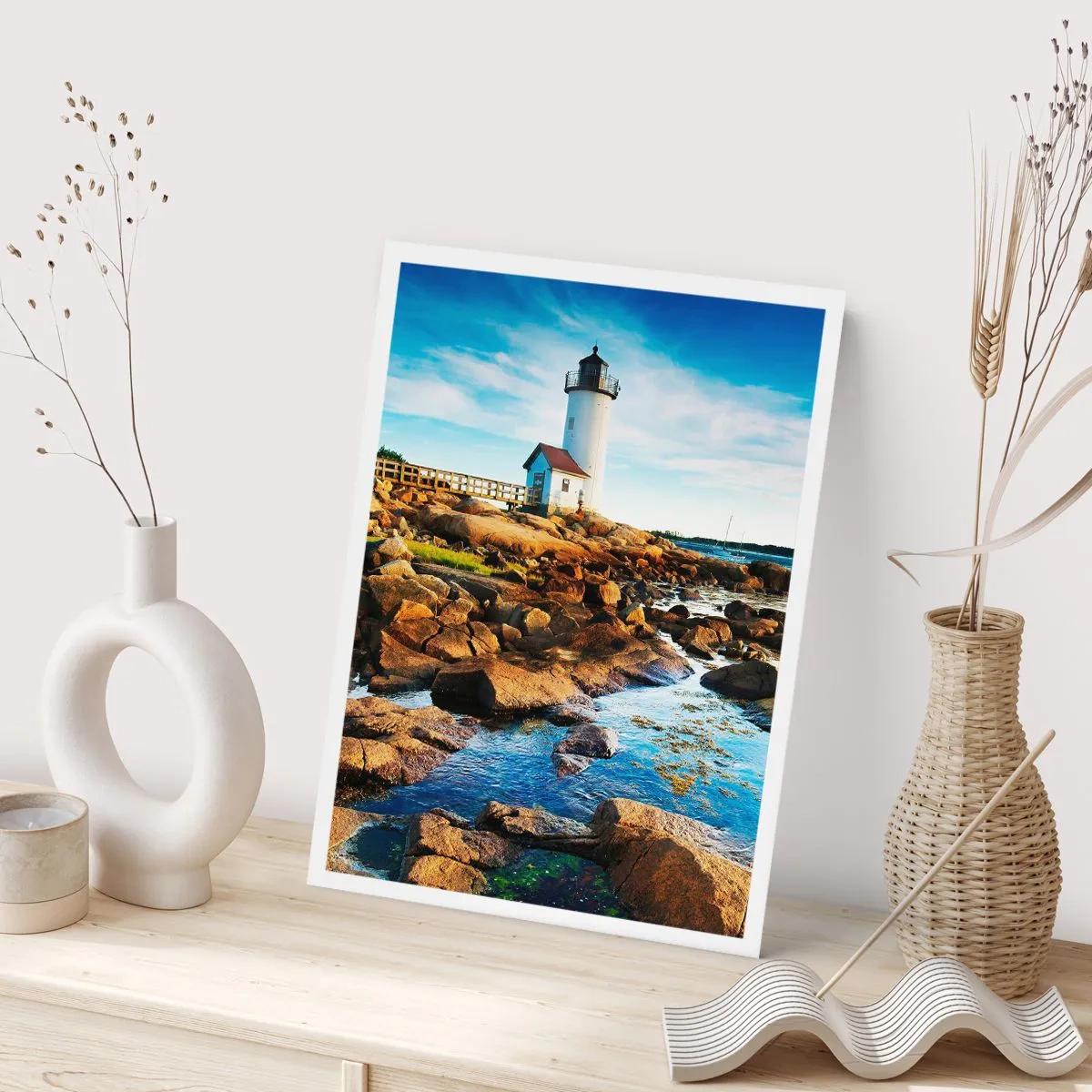 Plakat - Latarnia morska na skalistym wybrzeżu w słoneczny dzień - 50x70cm - Wracajcie szczęśliwie, czekam - Nowoczesna dekoracja ścienna do salonu, kuchni i sypialni ARTTOR