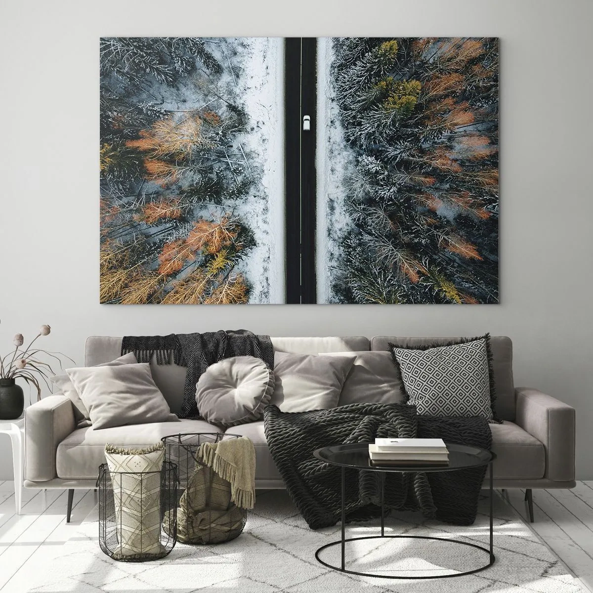 Obraz na szkle - Zimowa droga przez ośnieżony las z kolorowymi drzewami - 70x50cm - Przeciąć zimowy las - Nowoczesna dekoracja ścienna do salonu i sypialni ARTTOR