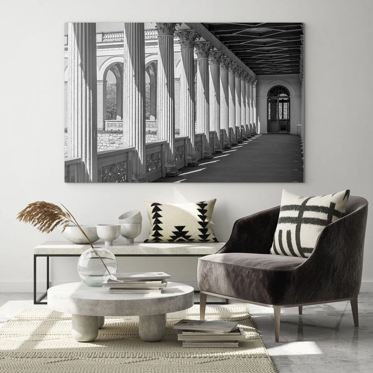 Obraz na szkle - Czarno-biała kolumnada z rytmiczną grą światła i cienia - 70x50cm - Słoneczna arkada - Nowoczesna dekoracja ścienna do salonu i sypialni ARTTOR