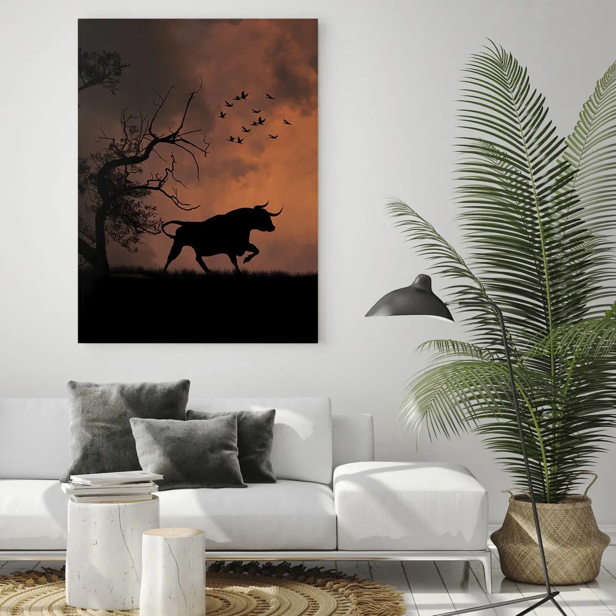 Obraz na szkle - Sylwetki byków na tle pomarańczowego nieba o zachodzie słońca - 80x120cm - Dramatyczny spektakl natury - Nowoczesna dekoracja ścienna do salonu i sypialni ARTTOR