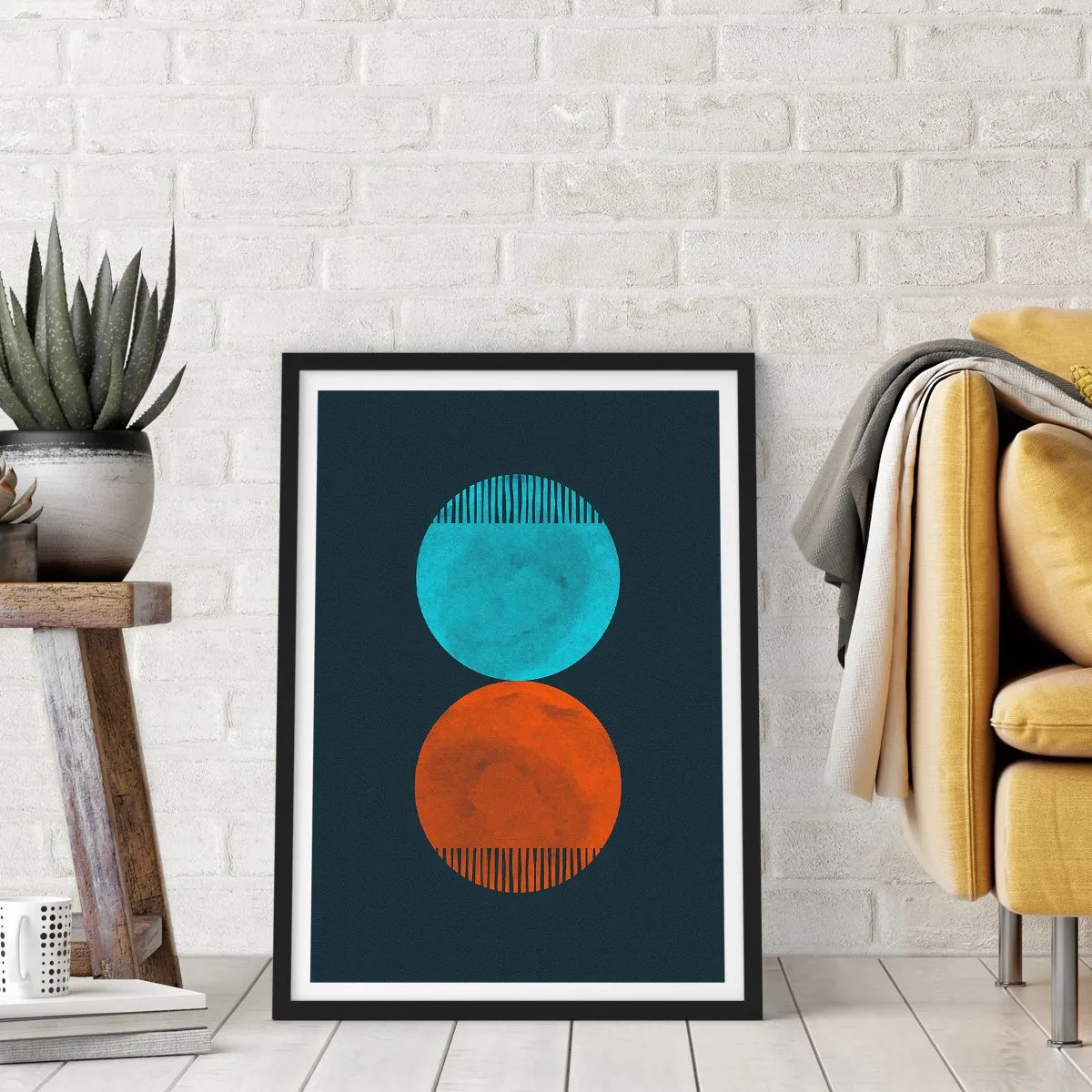 Plakat w czarnej ramie - Dwa koła – niebieskie i pomarańczowe na granatowym tle - 50x70cm - Tylko geometria? - Nowoczesna dekoracja ścienna do salonu i sypialni ARTTOR