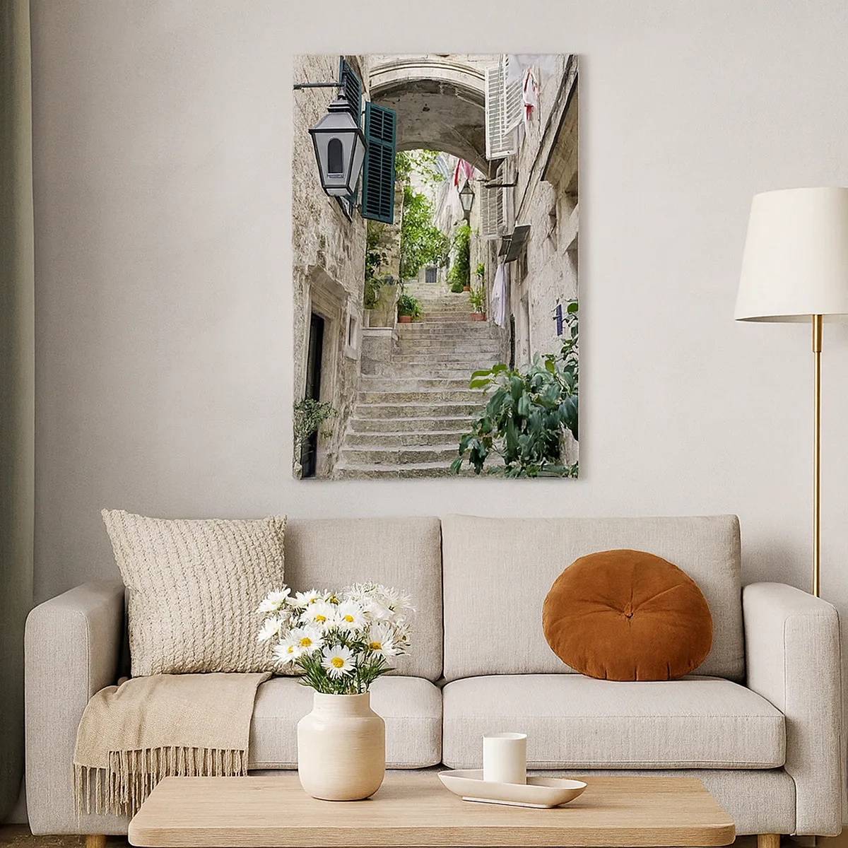 Obraz na płótnie - Kamienna uliczka z roślinami i łukiem między budynkami - 50x70cm - Urokliwy zaułek - Nowoczesna dekoracja ścienna do salonu, kuchni i sypialni ARTTOR