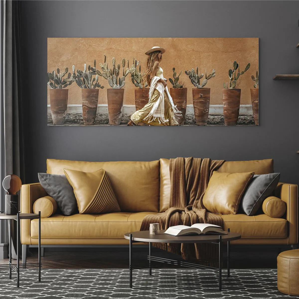 Obraz na szkle - Kobieta w stylu boho na tle donic z kaktusami - 120x50cm - W stylu hippie - Nowoczesna dekoracja ścienna do salonu i sypialni ARTTOR