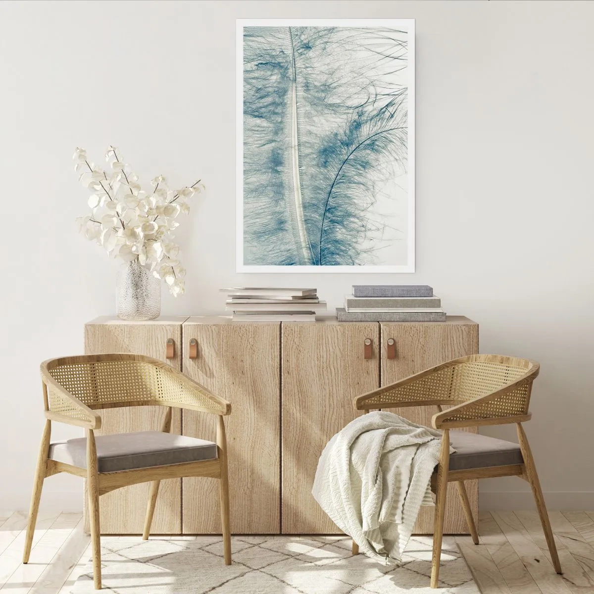 Plakat - Delikatne pióro w subtelnych odcieniach błękitu - 50x70cm - Szept natury - Nowoczesna dekoracja ścienna do salonu, kuchni i sypialni ARTTOR