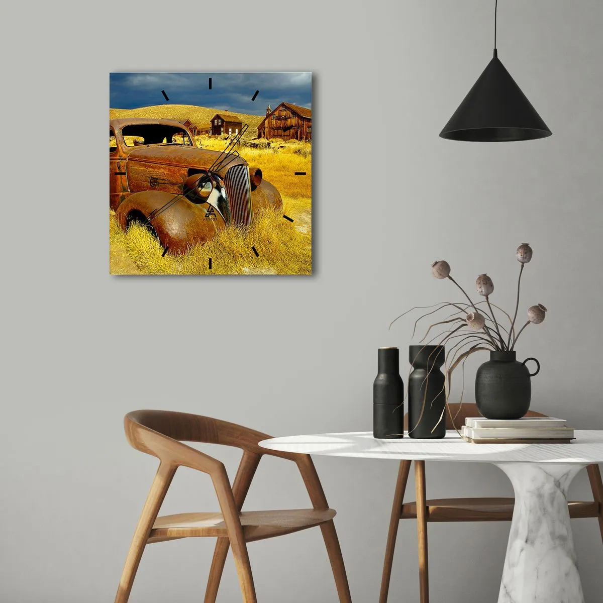 Zegar ścienny - Stary zardzewiały samochód na tle opuszczonych drewnianych chat - 30x30cm - Zasłużony odpoczynek - Nowoczesna dekoracja ścienna do salonu i sypialni ARTTOR