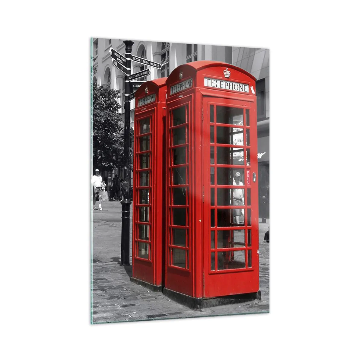 Obraz na szkle - Czerwone budki telefoniczne na ulicy w Londynie - 50x70cm - Czerwone budki telefoniczne - Nowoczesna dekoracja ścienna do salonu, kuchni i sypialni ARTTOR