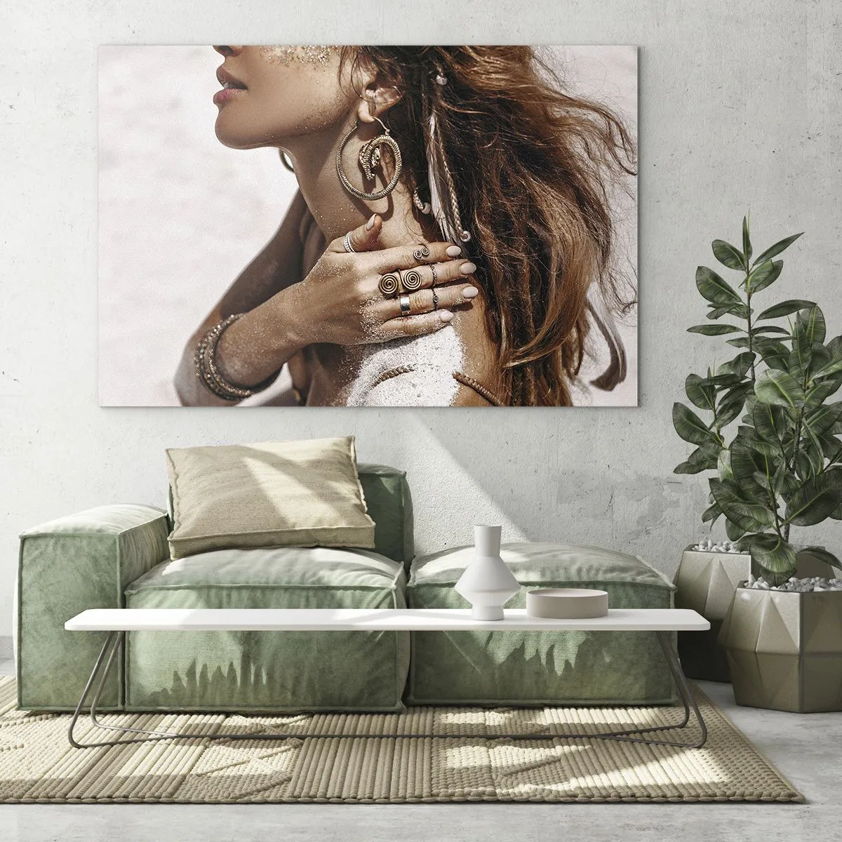 Obraz na szkle - Stylowa kobieta z biżuterią i piaskiem na skórze na plaży - 70x50cm - Królowa dzikiej plaży - Nowoczesna dekoracja ścienna do salonu i sypialni ARTTOR