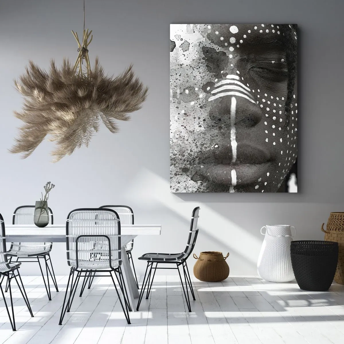 Obraz na płótnie - Twarz z zamkniętymi oczami pokryta białymi wzorami na tle abstrakcyjnych plam - 50x70cm - Odkryj pierwotnego ducha - Nowoczesna dekoracja ścienna do salonu, kuchni i sypialni ARTTOR