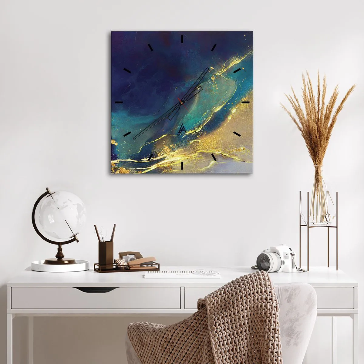 Zegar ścienny - Abstrakcyjna kompozycja w odcieniach niebieskiego i złotego na płótnie - 30x30cm - Złote rozlewisko - Nowoczesna dekoracja ścienna do salonu i sypialni ARTTOR